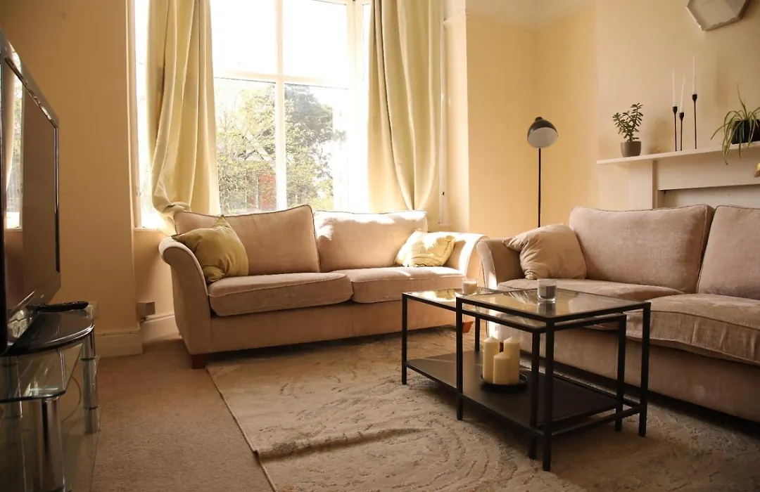 Cozy 1 Bedroom Flat Near Beach Sleeps 4-1