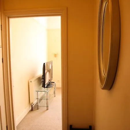 Cozy 1 Bedroom Flat Near Beach Sleeps 4-2